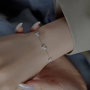 Détail du bracelet en argent S925 avec pendentifs fleurs scintillants en zircons marquise