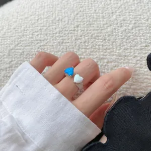 Makroaufnahme: Verstellbarer Silberring mit Herz-Opalen und Kristall-Besatz am Band