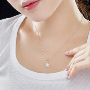 Gros plan du collier en argent S925 avec zircon en forme de poire sur un mannequin