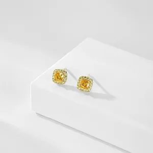 Detail van vierkante gele edelsteen halo oorbellen in gepolijst sterling zilver