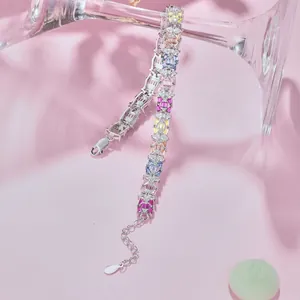 Bracciale in argento sterling S925 con zirconi colorati su sfondo di seta rosa