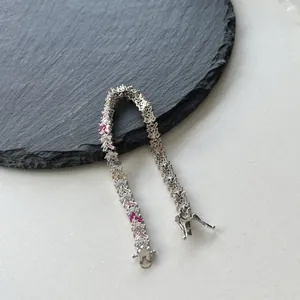 Nahaufnahme des S925 Silberarmbands mit mehrfarbigen rechteckigen Zirkonia-Steinen