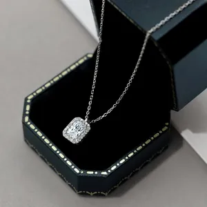 Détail d'un collier pendentif en zircon taille émeraude dans un écrin hexagonal de luxe