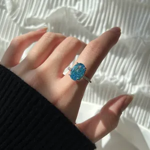 Detail eines S925 Silberrings mit großem ovalem blauem Saphir und Zirkon-Akzenten