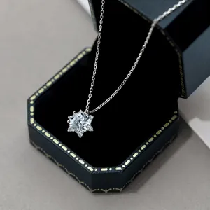 Detailansicht des silbernen Schneeflocken-Anhängers mit großem Hauptstein in einer Geschenkbox