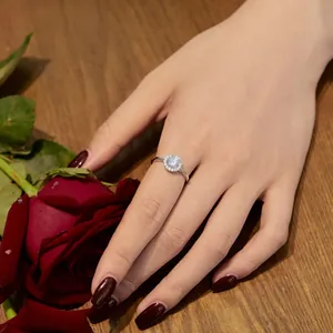 Bague de fiançailles halo en argent sterling S925 avec zircone ronde sur un doigt de femme