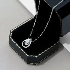 Collar de plata de ley S925 con colgante de gota en una caja de terciopelo