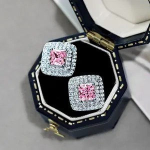 Ohrstecker aus Silber mit rosa Diamanten und Halo-Design in einer Samtbox