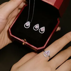 Detalle de conjunto de joyas de plata con piedra de pera rosa en caja de regalo