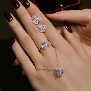 Detailansicht des S925 Silber Schmucksets mit birnenförmigen rosa Steinen am Modell