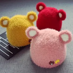 Vue détaillée de bonnets en peluche pour bébé en rouge, jaune et rose avec oreilles d'ours