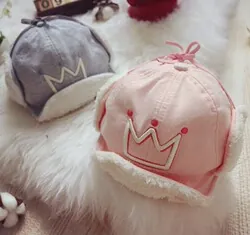 Détail de bonnets d'hiver pour bébés avec doublure en laine d'agneau et broderie