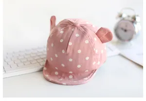 Detailansicht der rosa gepunkteten Baby-Mütze mit süßen weichen Ohren aus Baumwolle