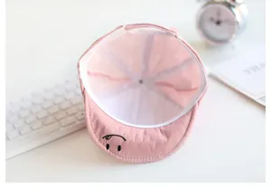 Detail der rosa Babykappe mit Innenfutter, 100 % Baumwoll-Etikett und weicher Krempe