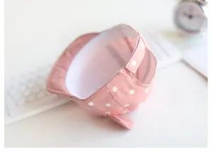 Detailaufnahme der rosa gepunkteten Baby-Mütze mit verstellbarem Klettverschluss