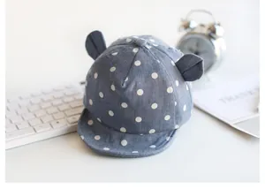 Detailaufnahme der Baby-Baseballmütze mit Punkten, weichem Schirm und süßen 3D-Ohren
