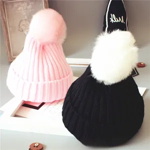 Bonnets en maille côtelée pour bébé avec de grands pompons doux en rose et noir