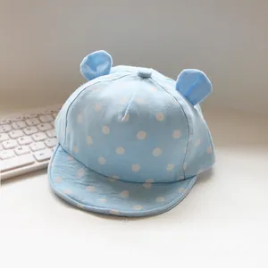 Nahaufnahme der himmelblauen Baby-Schirmmütze mit weißen Punkten und süßen Ohren