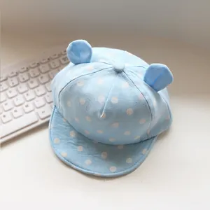 Detailansicht der Baby-Sonnenmütze mit hellblauem Punktmuster und 3D-Ohren