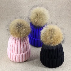 Bonnets d'hiver en tricot pour enfants avec pompons géants en rose, bleu et noir