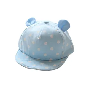 Niedliche hellblaue Baby-Baseballkappe mit weißen Punkten und 3D-Ohren am weichen Schirm