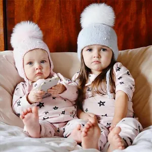 Bonnet en tricot pour bébé avec grand pompon et perles pour chaleur et style
