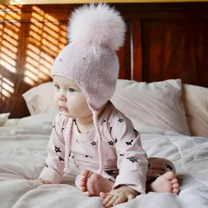 Bonnet tricoté rose pour bébé avec grand pompon, strass brillants et protège-oreilles