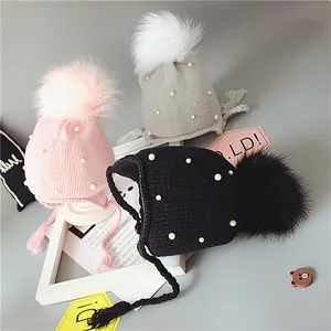 Bonnet à rabats pour enfants avec pompon en fausse fourrure et perles en trois coloris