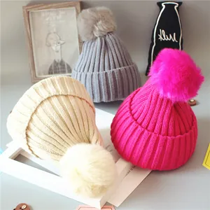 Bonnet en tricot pour enfants avec pompon en fausse fourrure en crème, gris et rose