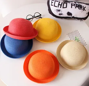 Chapeaux de paille pour enfants en cinq couleurs vives dont le jaune et le rouge pour l'été
