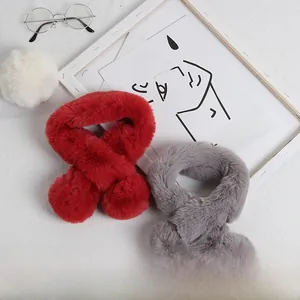Détail d'écharpe en peluche pour enfants avec pompon en rouge et gris clair