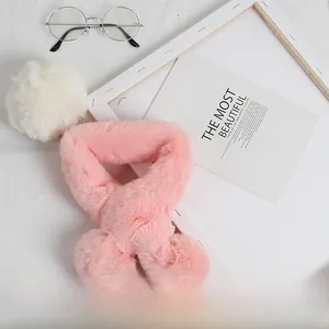 Écharpe en peluche rose pour bambins avec pompon blanc doux et design croisé élégant
