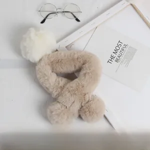 Détail de l'écharpe en fausse fourrure kaki pour enfants avec pompons décoratifs blancs