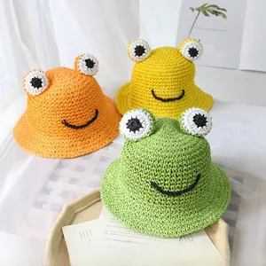 Détails de chapeaux de soleil en paille avec visages de grenouilles mignons pour enfants