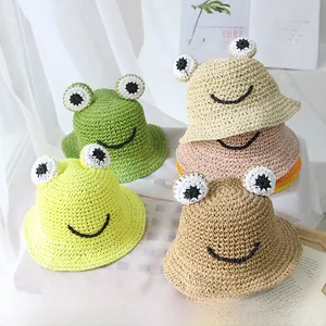 Détail de chapeaux de paille grenouille faits main pour enfants en plusieurs couleurs