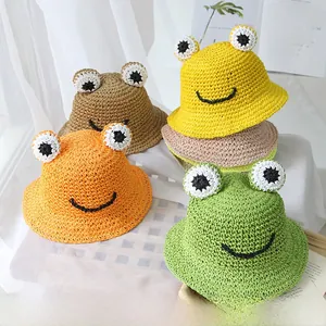 Détail de chapeaux de paille grenouille en crochet faits main pour enfants en couleurs