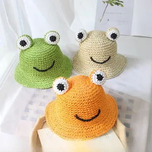 Détail de chapeaux de paille grenouille crochetés pour enfants en vert et orange