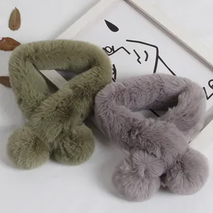 Écharpes croisées en fausse fourrure pour enfants avec pompons en vert et violet