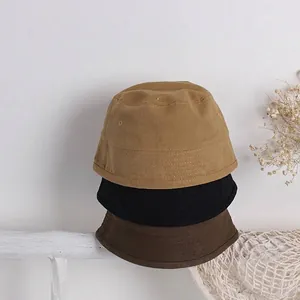 Dettaglio di cappelli pescatore in cotone con cuciture sulla tesa nei colori kaki e nero