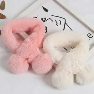 Écharpe croisée en peluche rose et beige avec pompons pour les tout-petits en hiver