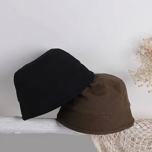 Dettaglio del tessuto in tela resistente e cuciture parallele su cappelli da bimbo
