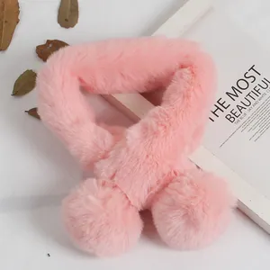 Écharpe croisée en fausse fourrure rose pour enfants avec pompons sur fond d'hiver