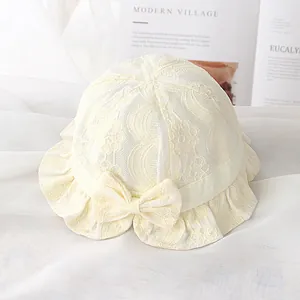 Eleganter cremefarbener Baby-Sonnenhut aus Spitze mit Blumenmuster und Schleife