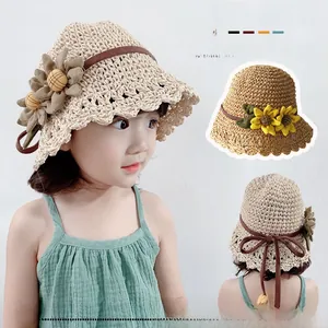Détail du chapeau de paille pour enfants avec tournesols et ruban décoratif marron