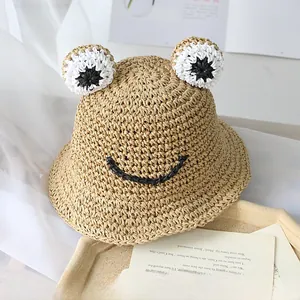 Vue détaillée du chapeau de paille grenouille pour enfant avec yeux 3D et sourire