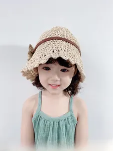 Détail d'un chapeau de paille pour enfant avec ruban floral et tissage léger respirant
