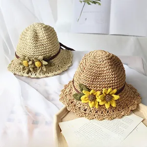 Texture détaillée d'un chapeau de paille tissé main avec des décorations de tournesols