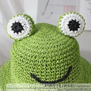 Vue détaillée du chapeau de paille vert fait main avec des yeux de grenouille 3D