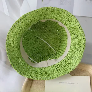 Détail d'un chapeau de paille vert montrant le bandeau et le cordon de serrage interne
