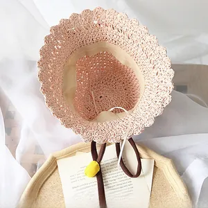 Détail du chapeau de paille rose montrant le bandeau intérieur et le cordon ajustable